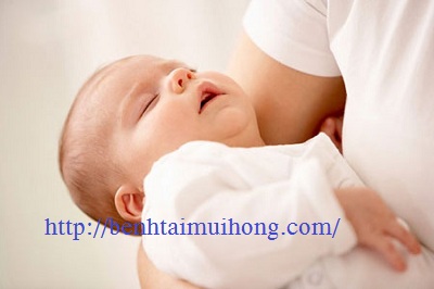 Triệu chứng bé bị viêm họng khi dưới 1 tuổi